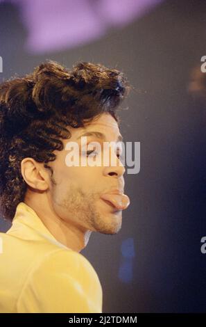 Der amerikanische Popstar Prince tritt während seiner Diamonds and Pearls Tour auf der Bühne des Earls Court in London auf.15.. Juni 1992. Stockfoto