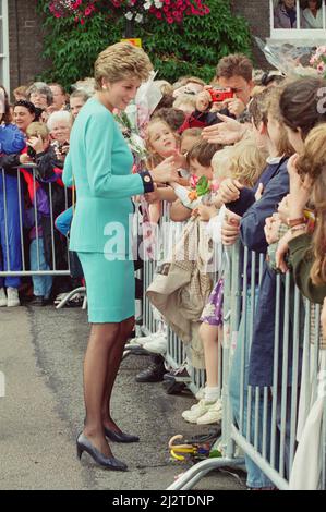 Prinzessin Diana, die Prinzessin von Wales, trifft sich mit den Einheimischen von Bury St. Edmunds, Suffolk, Auf einem Rundgang, nachdem sie einige Zeit Patienten im St. Nicholkhospiz besucht hatte.während sie im Hospiz war, sprach sie mit der Patientin Josephine Brown (68) und erklärte, wie sie ihre Söhne William und Harry nicht dazu drängen würde, zu jung königliche Pflichten zu erfüllen. Bild aufgenommen am 27.. Juli 1993 Stockfoto