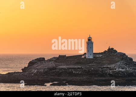 Sonnenuntergang über Godrevy Lighthouse, Cornwall, England, Europa Stockfoto