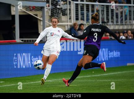WASHINGTON, DC, USA - 03. APRIL 2022: Orlando Pride-Verteidiger Toni Presley (3) läuft während eines NWSL Challenge Cup-Spiels zwischen dem Washington Spirit und dem Orlando Pride am 03. April 2022 auf dem Audi-Feld in Washington gegen den Washington Spirit-Verteidiger Morgan Goff (14). DC. (Foto von Tony Quinn-Alamy Live News) Stockfoto