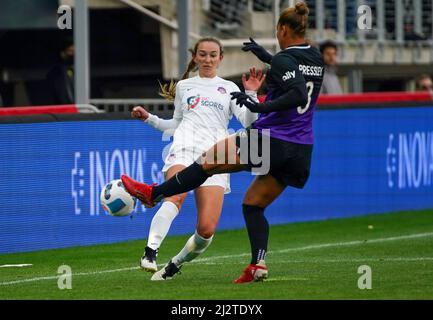 WASHINGTON, DC, USA - 03. APRIL 2022: Orlando Pride-Verteidiger Toni Presley (3) läuft während eines NWSL Challenge Cup-Spiels zwischen dem Washington Spirit und dem Orlando Pride am 03. April 2022 auf dem Audi-Feld in Washington gegen den Washington Spirit-Verteidiger Morgan Goff (14). DC. (Foto von Tony Quinn-Alamy Live News) Stockfoto