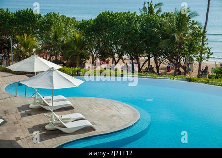 Blick auf den Strand von Kuta und den Poolbereich des Sheraton Hotels in Kuta, Bali, Indonesien. Stockfoto