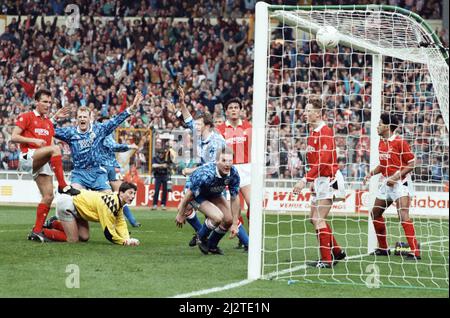 Nottingham Forest gegen Southampton Zenith Data Cup Finale bei Wembley 1992. Nottingham Forest gewann 3-2 nach zusätzlicher Zeit mit zwei Toren von Scot Gemmill und einem von Kingsley Black. Der Zenith Data Systems Cup lief erst etwa 7 Jahre (1985 - 1992) nach der Katastrophe im Heysel-Stadion, als alle englischen Clubs aus Europa verbannt wurden.(Bild) Southampton's Kevin Moore gleicht aus. 29.. März 1992 Stockfoto