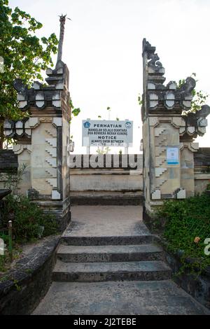 Eintritt zum Kuta Beach in Bali, Indonesien am Jl. Pantai Kuta. Stockfoto