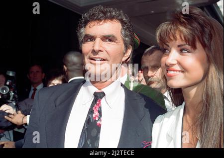 Der amerikanische Schauspieler Burt Reynolds eröffnet den Harrods Sale. Im Bild mit Miss UK Claire Smith. 7.. Juli 1993. Stockfoto