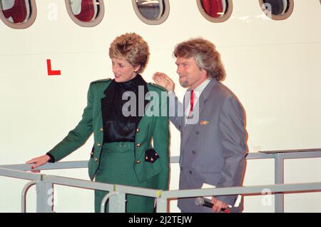 Prinzessin Diana, die Prinzessin von Wales, mit dem CEO von Virgin Atlantic, Richard Branson.heute startet die Prinzessin den neuen Airbus 340 von Richard Branson, dem Geschäftsmagnaten von Virgin Atlantic. Am Flughafen Heathrow heißt es „The Lady in Red“. London. Bild aufgenommen am 6.. Dezember 1993 Stockfoto