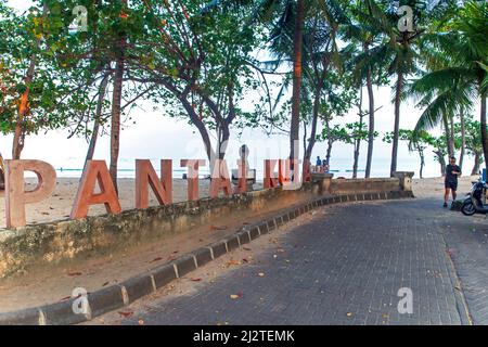 Rote Buchstaben des Pantai Kuta oder Kuta Beach Zeichens in Bali, Indonesien. Stockfoto