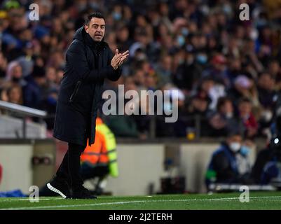 Barcelona, Spanien. 3. April 2022. Barcelonas Headcoach Xavi Hernandez reagiert am 3. April 2022 bei einem Spiel der La Liga Santander zwischen dem FC Barcelona und dem FC Sevilla im spanischen Camp Nou. Quelle: Pablo Morano/Xinhua/Alamy Live News Stockfoto