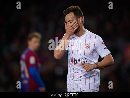 Barcelona, Spanien. 3. April 2022. Sevillas Ivan Rakitic reagiert während eines Spiels der Liga Santander zwischen dem FC Barcelona und dem FC Sevilla am 3. April 2022 in Camp Nou, Barcelona, Spanien. Quelle: Pablo Morano/Xinhua/Alamy Live News Stockfoto