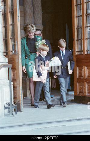 Prinzessin Diana, die Prinzessin von Wales, nimmt ihre Söhne Prinz William und Prinz Harry mit ins National History Museum in London zur See Dinosaur Exhibition. Bild aufgenommen am 13.. April 1992 Stockfoto