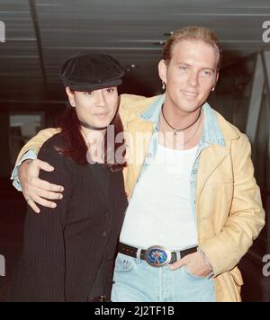 Matt Goss von der Pop-Gruppe Bros und seine Freundin, Model Melie Sykeskommen von Los Angeles aus am Flughafen London Heathrow an. Bild aufgenommen am 31.. Dezember 1992 Stockfoto