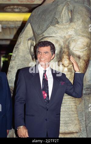 Der amerikanische Schauspieler Burt Reynolds eröffnet den Harrods Sale. 7.. Juli 1993. Stockfoto