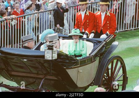 Prinzessin Diana, Prinzessin von Wales (grün abgebildet), nimmt in ihrem Wagen Ascot, Surrey, in die Waggon und sitzt neben der Königin-Mutter, die einen blauen Hut trägt. Bild aufgenommen am 16.. Juni 1992 Stockfoto