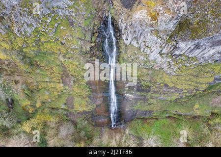 Ein Wasserfall fließt über eine Klippe in die Columbia River Gorge in Oregon. Dieser Canyon, durch den der Columbia River fließt, ist 80 Meilen lang. Stockfoto