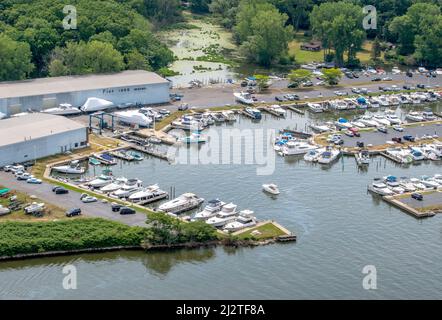 St Joseph MI USA Juni 21 2021; Ariel Ansicht von Booten dockte in Slips auf dem St Joseph Fluss, der in Lake Michigan fließt Stockfoto