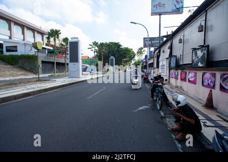 alan Kartika Plaza in Kuta, Bali, mit Discovery Mall auf der linken Seite und Geschäften auf der linken Seite. Die Straße ist aufgrund der Pandemie sehr leer. Stockfoto