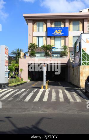 Der Parkeingang der Discovery Mall in Kuta, Bali, Indonesien Stockfoto