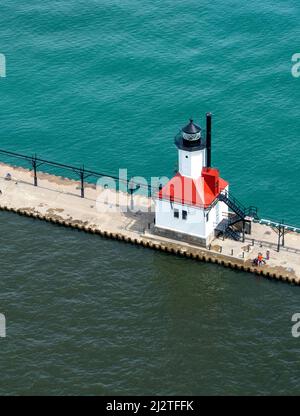 Blick auf den Nordpier-Leuchtturm, aufgenommen von oben in einem Hubschrauber, in St. joseph MI USA Stockfoto