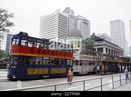 Über Hongkong als ehemaliger konservativer Politiker Chris Patten, der bei den Parlamentswahlen 1992 seinen Sitz in Bath verlor, sein Amt als 28. und letzter Gouverneur von Hongkong antritt. Allgemeine Ansicht der Wolkenkratzer von Central, Hong Kong mit Straßenbahnen vor. 9.. Juli 1992. Stockfoto