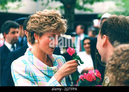 Prinzessin Diana, Königliche Hospiz der Prinzessin von Wales bei ihrem Besuch in Newcastle upon Tyne, Nordostengland.die Prinzessin lächelt, als sie eine rote Rose von einem Mann aus der Menge im St. Oswalds Hospiz Gosforth empfängt. Bild aufgenommen am 5.. August 1992 Stockfoto