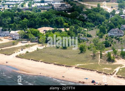 Große Luxushäuser genießen private Strände am Lake Michigan in den USA Stockfoto