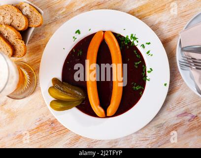Wiener Würstchen mit Gulaschsoße Stockfoto