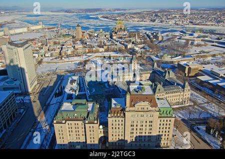 Luftaufnahme des Chateau Frontenac, des EDIFICE Price Building und des Parlamentsgebäudes in der Altstadt von Quebec City, Weltkulturerbe und des St. Lawrence River in Wint Stockfoto