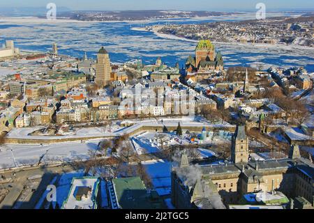 Luftaufnahme des Chateau Frontenac und des EDIFICE Price Building in der Altstadt von Quebec City, Weltkulturerbe und St. Lawrence River im Winter, Quebec QC, Kanada Stockfoto