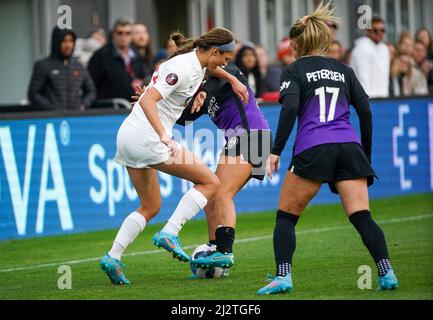 WASHINGTON, DC, USA - 03. APRIL 2022: Orlando Pride Mittelfeldspieler Meggie Dougherty Howard (28) kämpft während eines NWSL Challenge Cup-Spiels zwischen dem Washington Spirit und dem Orlando Pride am 03. April 2022 im Audi-Feld in Washington um den Ball mit Ashley Hatch (33). DC. (Foto von Tony Quinn-Alamy Live News) Stockfoto