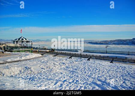 St. Lawrence River im Winter mit der Skyline von Levis City im Hintergrund. Levis liegt am Südufer des St. Lawrence River, Quebec City, Quebe Stockfoto