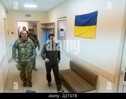 Kiew, Ukraine. 03. April 2022. Der ukrainische Präsident Wolodymyr Zelenskyy, rechts, kommt am 3. April 2022 in Kiew, Ukraine, zu einem Besuch mit verwundeten Grenzsoldaten im Hauptmilitärmedizinischen Zentrum. Der Präsident überreichte Medaillen an acht Grenzsoldaten, die bei Kämpfen um Charkiw, Tschernihiw und Hostomel verwundet wurden. Quelle: Ukrainische Präsidentschaft/Ukrainische Präsidentschaft/Alamy Live News Stockfoto