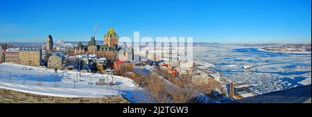 Panorama der Skyline der Altstadt von Quebec, einschließlich Chateau Frontenac und Unterstadt mit dem St. Lawrence River im Hintergrund im Winter, von der Zitadelle aus gesehen Stockfoto