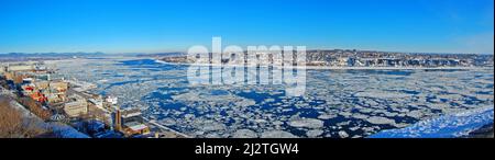 Panorama auf den Sankt-Lorenz-Fluss im Winter mit der Skyline von Levis City im Hintergrund. Levis liegt am Südufer des St. Lawrence River, Quebec Ci Stockfoto