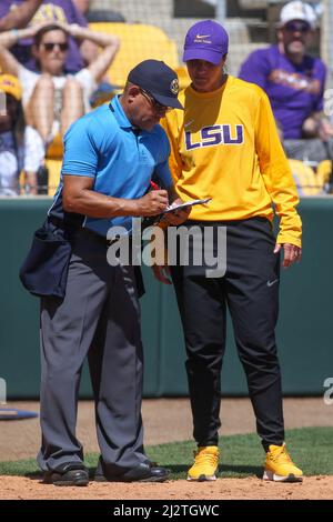 Baton Rouge, LA, USA. 3. April 2022. LSU-Cheftrainer Beth Torina wechselt die Aufstellung mit dem Hauptplateschiedsrichter während der NCAA Softball-Aktion zwischen den Kentucky Wildcats und den LSU Tigers im Tiger Park in Baton Rouge, LA. Jonathan Mailhes/CSM/Alamy Live News Stockfoto