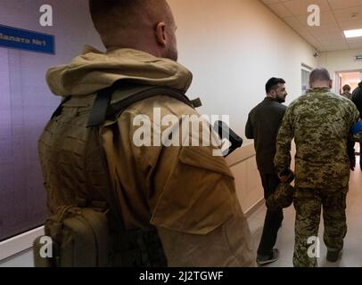 Kiew, Ukraine. 03. April 2022. Der ukrainische Präsident Wolodymyr Zelenskyy, links, besucht am 3. April 2022 in Kiew, Ukraine, verwundete Grenzposten im Hauptmilitärmedizinischen Zentrum. Der Präsident überreichte Medaillen an acht Grenzsoldaten, die bei Kämpfen um Charkiw, Tschernihiw und Hostomel verwundet wurden. Quelle: Ukrainische Präsidentschaft/Ukrainische Präsidentschaft/Alamy Live News Stockfoto