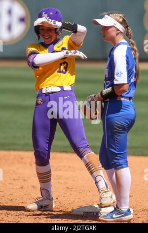 Baton Rouge, LA, USA. 3. April 2022. Danieca Coffey von LSU (13) feiert einen Hit während der NCAA Softball-Action zwischen den Kentucky Wildcats und den LSU Tigers im Tiger Park in Baton Rouge, LA. Jonathan Mailhes/CSM/Alamy Live News Stockfoto