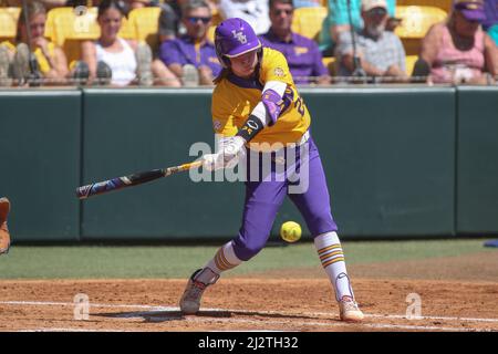 Baton Rouge, LA, USA. 3. April 2022. Georgia Clark (25) von LSU sucht während der NCAA Softball-Action zwischen den Kentucky Wildcats und den LSU Tigers im Tiger Park in Baton Rouge, LA, nach einem Base-Hit. Jonathan Mailhes/CSM/Alamy Live News Stockfoto