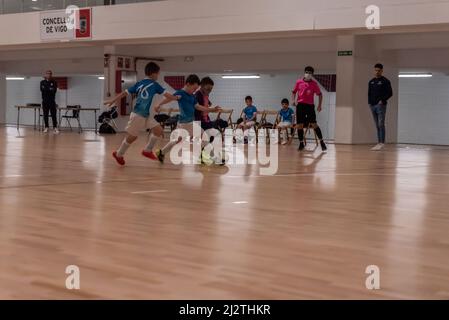 Vigo, Spanien, 3.. April 2022. Gemischte Kinderliga-Regionalmeisterschaft. Spiel zwischen Futsal Morrazo und Praia de Rodas Stockfoto