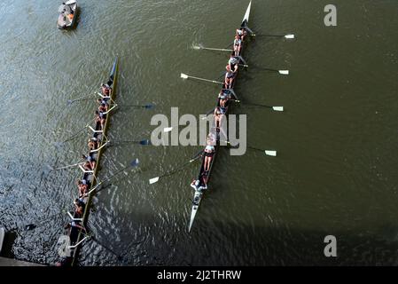 London, Großbritannien. 3. April 2022. Die Frauen-Crew der Cambridge University (R) feiert den Sieg beim Frauen-Bootsrennen zwischen der Oxford University und der Cambridge University auf der Themse in London, Großbritannien, am 3. April 2022. Quelle: Stephen Chung/Xinhua/Alamy Live News Stockfoto