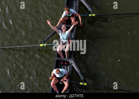 London, Großbritannien. 3. April 2022. Die Frauen-Crew der Cambridge University feiert den Sieg beim Frauen-Bootsrennen zwischen der Oxford University und der Cambridge University auf der Themse in London, Großbritannien, am 3. April 2022. Quelle: Stephen Chung/Xinhua/Alamy Live News Stockfoto