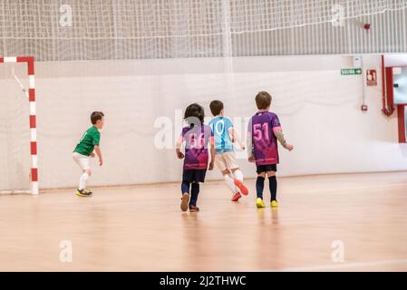 Vigo, Spanien, 3.. April 2022. Gemischte Kinderliga-Regionalmeisterschaft. Spiel zwischen Futsal Morrazo und Praia de Rodas Stockfoto