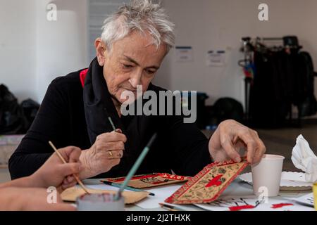 Krakau, Polen. 03. April 2022. Eine Frau besucht den Workshop zur Dekoration ukrainischer Folklore, der von der ukrainischen Flüchtlingsfrau Lolita Igorivna im Jüdischen Museum Galicja geleitet wird. Der Konflikt zwischen der Ukraine und Russland wird voraussichtlich bis zu 5 Millionen Ukrainer zur Flucht zwingen. Viele der Flüchtlinge suchen in Polen Asyl. Die meisten karitativen Hilfen in Polen werden von Einzelpersonen, NGOs und Unternehmen geleistet. Nach einem Monat des Konflikts sucht Polen nach Möglichkeiten, ukrainische Flüchtlinge zu integrieren und Polen und Ukrainern Raum für Kontakt und Zusammenarbeit zu bieten. Kredit: SOPA Images Limited/Alamy Live Nachrichten Stockfoto