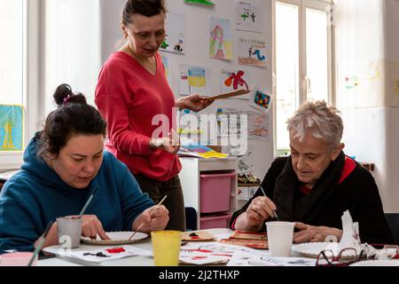 Krakau, Polen. 03. April 2022. Frauen besuchen ukrainische Folklore dekorieren Workshop von ukrainischen Flüchtling, Lolita Igorivna im Galicja Jüdischen Museum. Der Konflikt zwischen der Ukraine und Russland wird voraussichtlich bis zu 5 Millionen Ukrainer zur Flucht zwingen. Viele der Flüchtlinge suchen in Polen Asyl. Die meisten karitativen Hilfen in Polen werden von Einzelpersonen, NGOs und Unternehmen geleistet. Nach einem Monat des Konflikts sucht Polen nach Möglichkeiten, ukrainische Flüchtlinge zu integrieren und Polen und Ukrainern Raum für Kontakt und Zusammenarbeit zu bieten. Kredit: SOPA Images Limited/Alamy Live Nachrichten Stockfoto