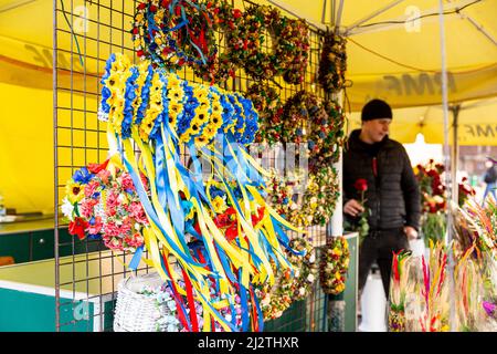 Krakau, Polen. 03. April 2022. Blumenkronen in ukrainischen Nationalfarben, die zwischen traditionellen polnischen Folklore-Kronen auf dem Hauptmarkt verkauft wurden. Der Konflikt zwischen der Ukraine und Russland wird voraussichtlich bis zu 5 Millionen Ukrainer zur Flucht zwingen. Viele der Flüchtlinge suchen in Polen Asyl. Die meisten karitativen Hilfen in Polen werden von Einzelpersonen, NGOs und Unternehmen geleistet. Nach einem Monat des Konflikts sucht Polen nach Möglichkeiten, ukrainische Flüchtlinge zu integrieren und Polen und Ukrainern Raum für Kontakt und Zusammenarbeit zu bieten. Kredit: SOPA Images Limited/Alamy Live Nachrichten Stockfoto