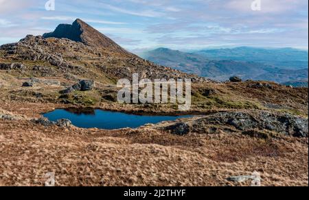 Sonniges Wetter, klarer blauer Himmel, Mitte März, Blick nach Süden, den Weg hinunter, vom Watkin Path aus, durch wunderschöne Landschaften walisischer Landschaft. Stockfoto