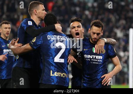 Turin, Italien, 3.. April 2022. Die Teamkollegen feiern, als Hakan Calhanoglu vom FC Internazionale sich bei den Fans entschuldigt, nachdem er eine Strafe verpasst hatte, die dann vom FC Internazionale mit der Nummer 20 zurückgeholt wurde, um der Mannschaft während des Serie-A-Spiels im Allianz Stadium in Turin eine Führung von 1-0 zu geben. Bildnachweis sollte lauten: Jonathan Moscrop / Sportimage Kredit: Sportimage/Alamy Live News Stockfoto