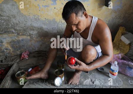 Meerut, Uttar Pradesh, Indien. 29.. Juni 2019. Ein Arbeiter poliert einen Cricket-Ball in einer Fabrik. Die Indian Premier League (IPL), der weltweit reichste Cricket-Wettbewerb, ist eine professionelle Cricket-Liga für Männer aus dem Jahr Twenty20, die von zehn Teams aus zehn indischen Städten ausgetragen wird. Insgesamt werden 70 Ligaspiele und 4 Playoff-Spiele über die Dauer von 65 Tagen gespielt. Die Saison 15. beginnt am 26.. März 2022. (Bild: © Bilder von Ayush Chopra/SOPA über ZUMA Press Wire) Stockfoto