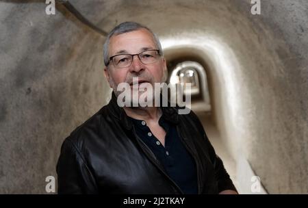 Helgoland, Deutschland. 26. März 2022. Jörg Andres, Direktor des Museums Helgoland, steht in einem alten Bunkertunnel, der gerade renoviert wird. Später wird eine Ausstellung hier die Besucher über das Leben im Bunker informieren. Quelle: Markus Scholz/dpa/Alamy Live News Stockfoto