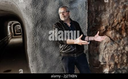 Helgoland, Deutschland. 26. März 2022. Jörg Andres, Direktor des Museums Helgoland, steht in einem alten Bunkertunnel, der gerade renoviert wird. Später wird eine Ausstellung hier die Besucher über das Leben im Bunker informieren. Quelle: Markus Scholz/dpa/Alamy Live News Stockfoto