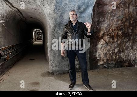 Helgoland, Deutschland. 26. März 2022. Jörg Andres, Direktor des Museums Helgoland, steht in einem alten Bunkertunnel, der gerade renoviert wird. Später wird eine Ausstellung hier die Besucher über das Leben im Bunker informieren. Quelle: Markus Scholz/dpa/Alamy Live News Stockfoto